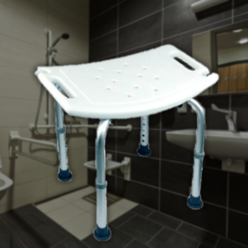 Banheiro acessivel de fundo e em destaque um banco móvel para banho