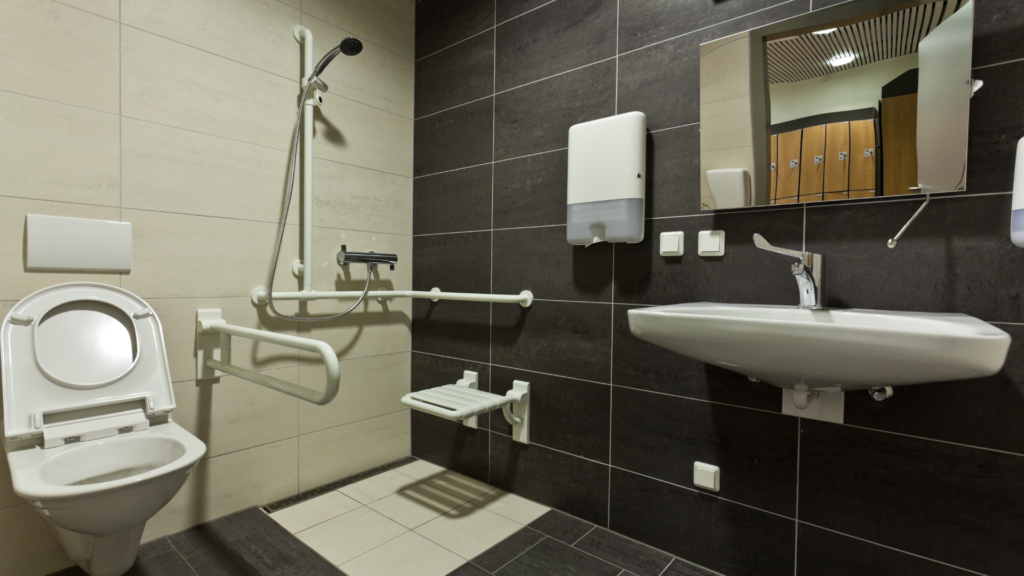 Imagem de banheiro com diversos acesserios de acessibilidade